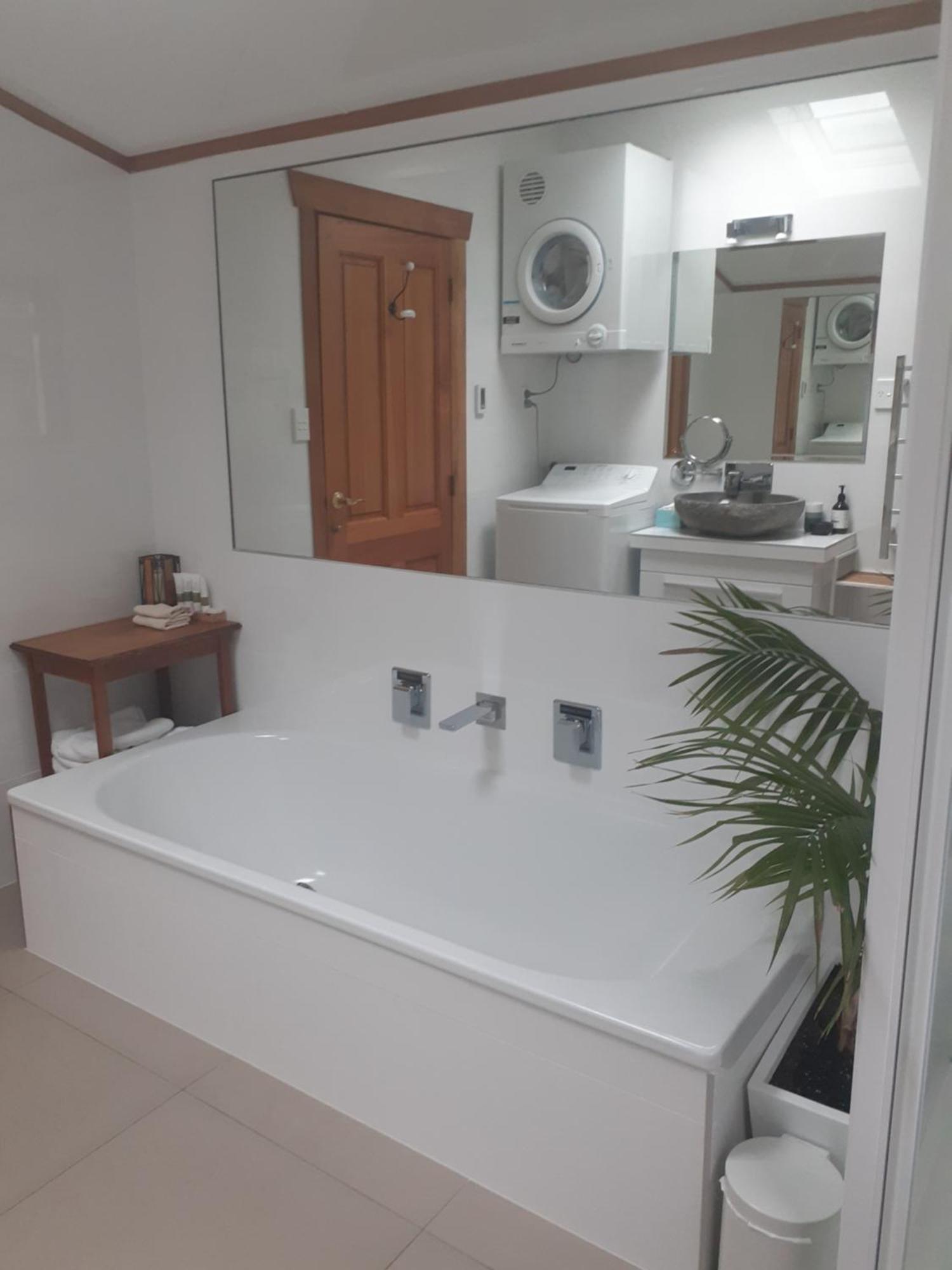 Tarawhata Thermal Apartment 新普利茅斯 外观 照片